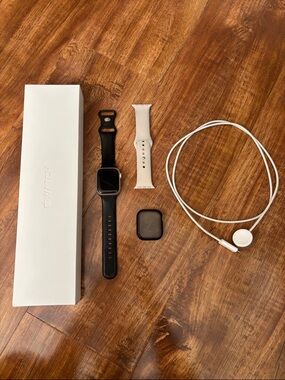 Apple series 8 Smartwatch 41 mm with 2 Sport Bands, Charger and screen protector